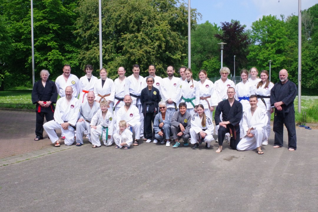 Gruppenbilder der teilnehmenden Budokas am Dan-Vorbereitungs- und Selbestverteidigungslehrgang in Bad Münder 