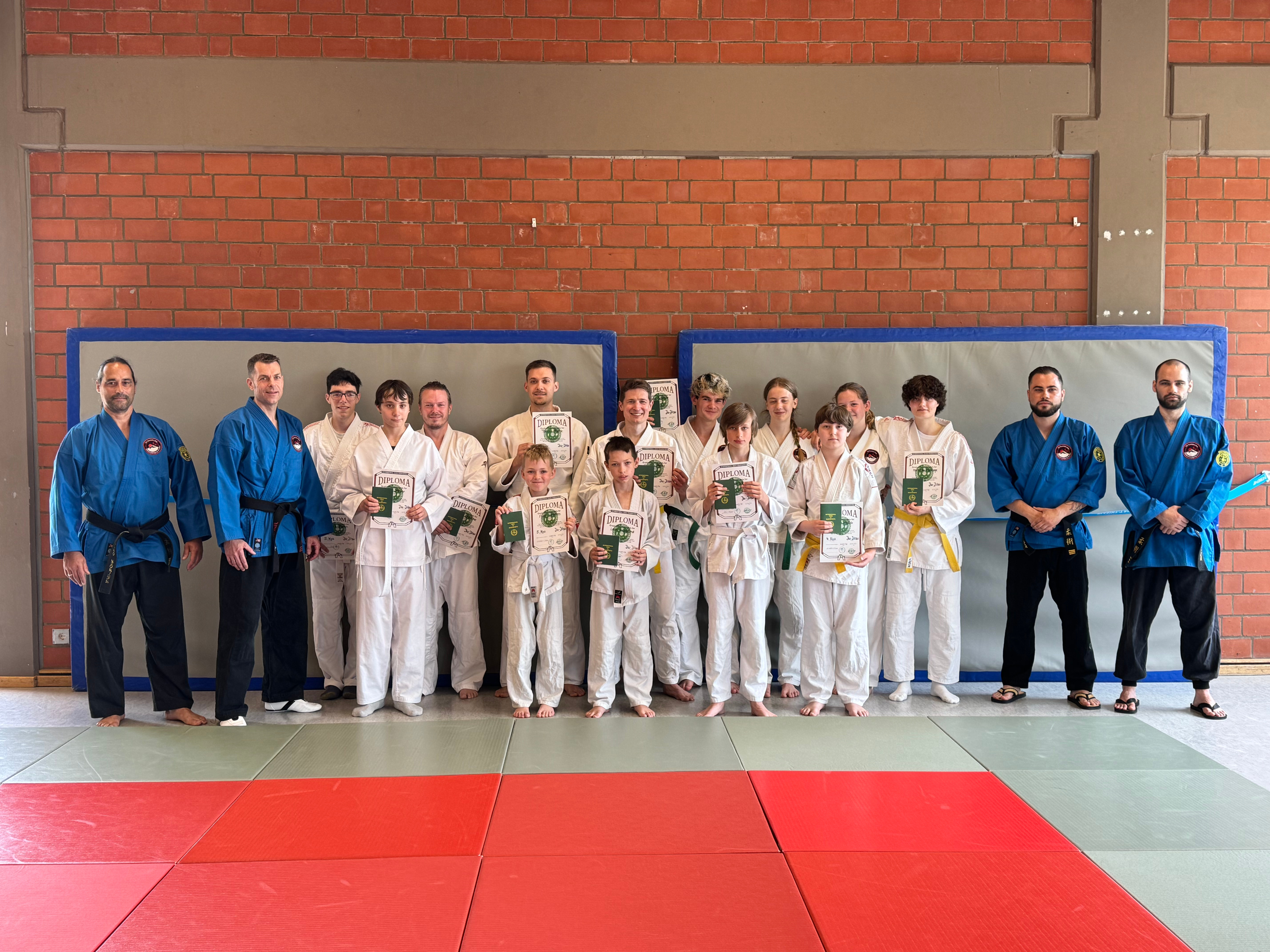 Die erfolgreichen Prüflinge der Jiu-Jitsu-Sommer-Prüfung des TSV Neustadt mit der Prüfungskommission (v.l.n.r.: Luciano Köhler (4. Dan), Jens Ahrndt (3. Dan), Enrico Köhler (3. Dan) und Marco Köhler (3. Dan)) 